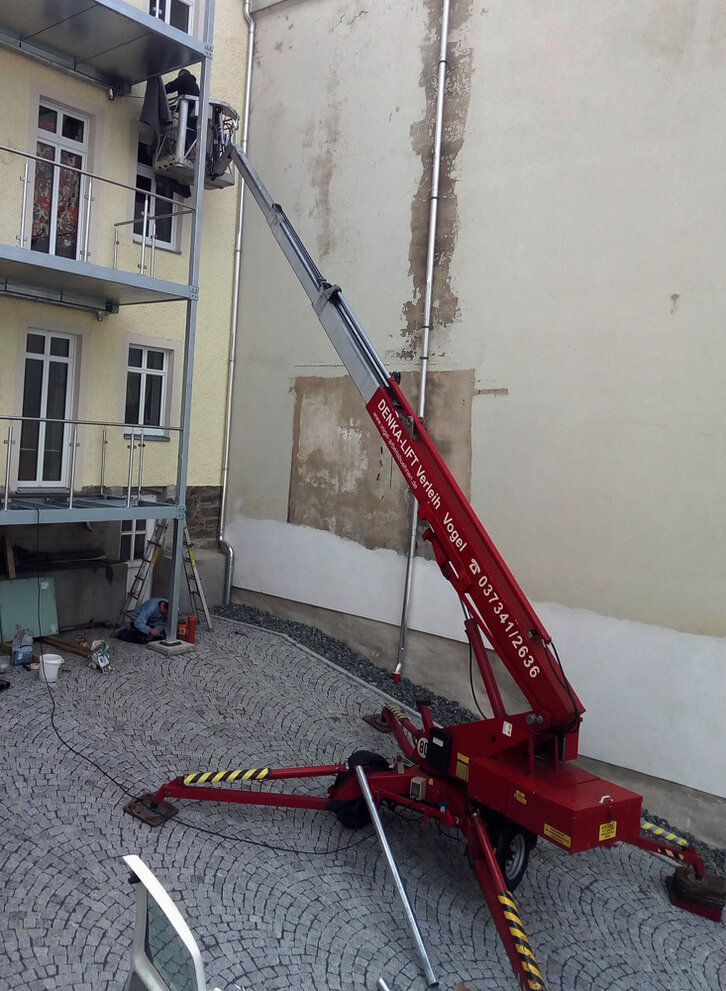 Teleskopbühne erreicht große Arbeitshöhe im Außenbereich