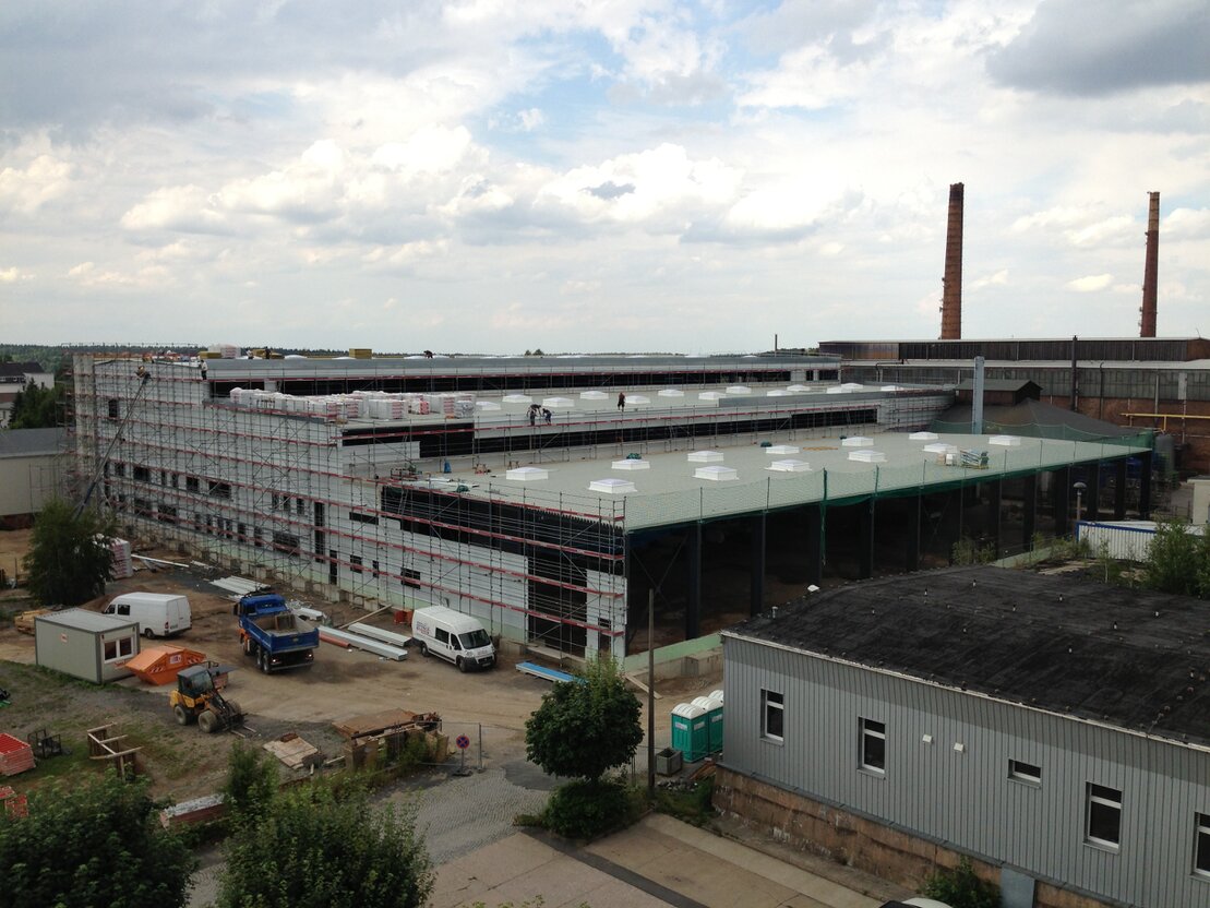 Industriegerüst in einer großen Produktionshalle