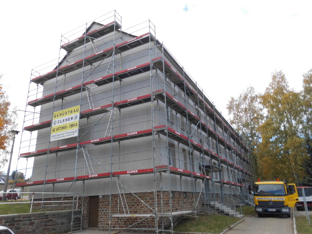 Gerüst an einem Mehrfamilienhaus für Sanierungsarbeiten