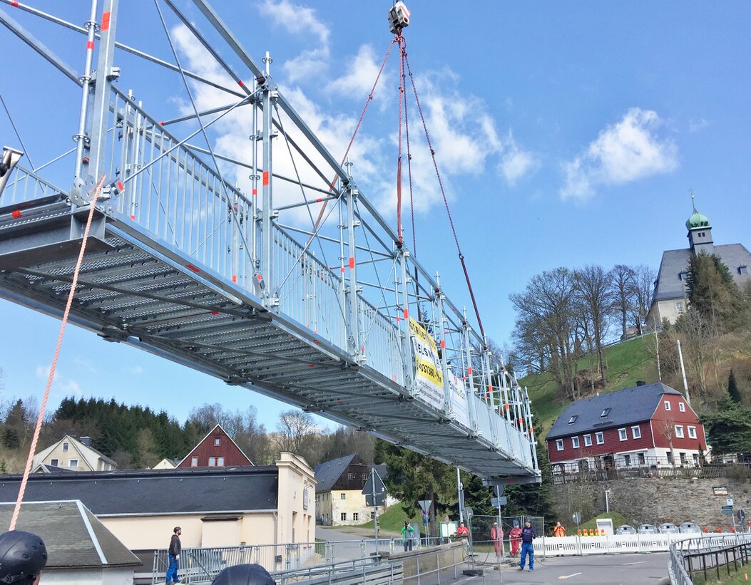 Freitragende Gerüstplattform über einer Zufahrt