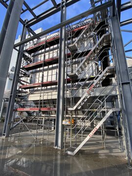 Gerüsttreppe als sicherer Zugang in einer Produktionshalle