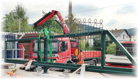 Montageteam stellt Zaunelemente auf