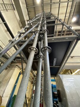 Traggerüst in einer Industriehalle mit massiver Tragkonstruktion