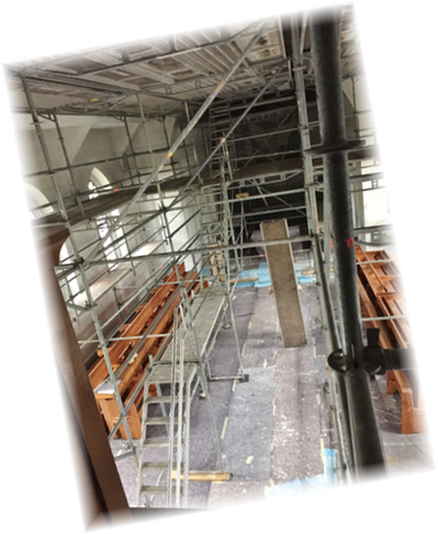 Innenraumhalle mit aufgebautem Raumgerüst als Arbeitsplattform