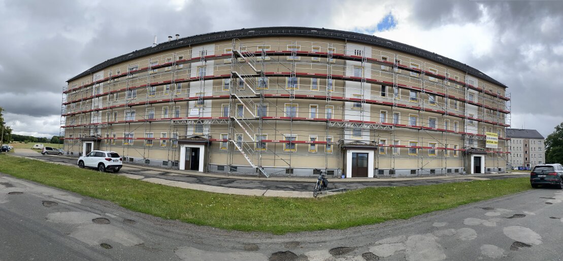 Wohnanlage mit eingerüsteter Fassade
