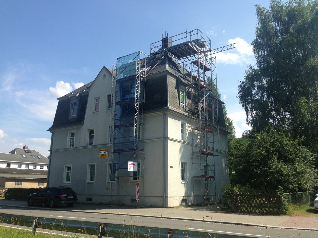 Gerüstkonstruktion an einem Industriekamin