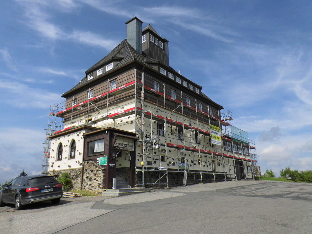 Fassadengerüst an einem Mehrfamilienhaus