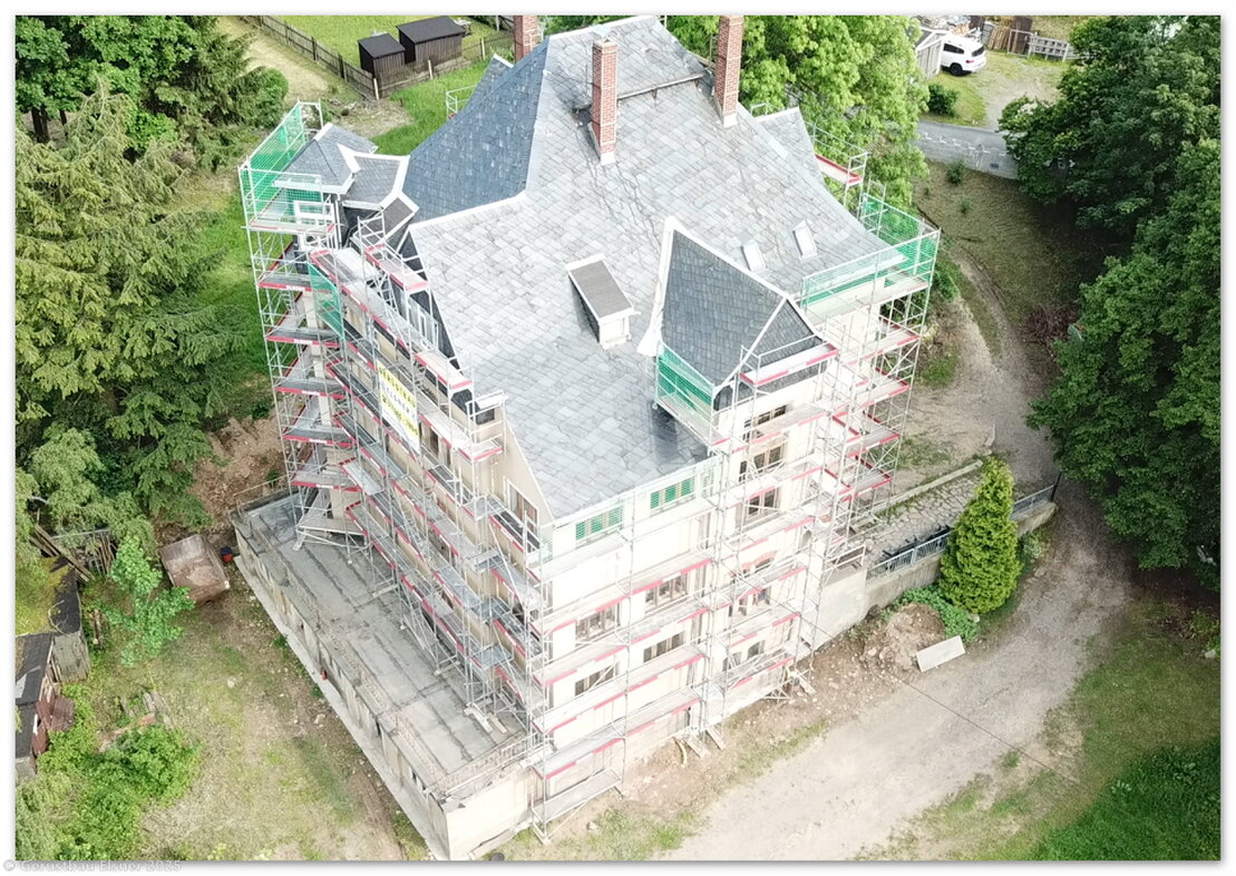 Bauleiter und Gerüstbauer besprechen einen Terminplan auf der Baustelle