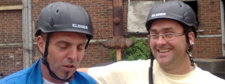Sicherheitseinweisung für Gerüstbauer mit Schutzhelm und Schulungsunterlagen